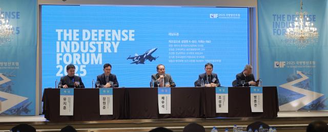 20일 오후 서울 여의도 CCMM빌딩에서 열린 2025 국방방산포럼에서 패널들이 주력 제조업으로 성장한 K-방산 미래는 RD라는 주제로 토론을 하고 있다 사진 왼쪽부터 유지훈 한국국방연구원KIDA 연구위원 장원준 전북대학교 글로벌융합대학 교수 채우석 한국방위산업학회 이사장 조성렬 경남대학교 군사학과 초빙교수 방종관 현대로템 상근고문前 육군본부 기획관리참모부장 20251120 사진유대길 기자 dbeorlf123ajunewscom