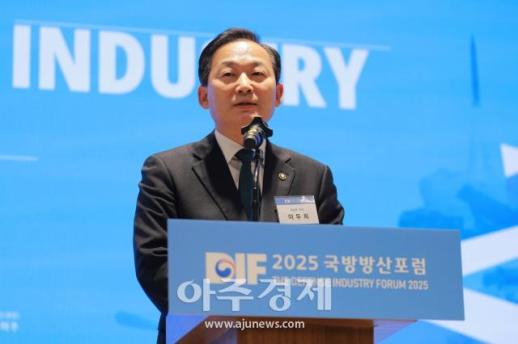 [포토] 2025 국방방산포럼 축사하는 ​​​​​​​이두희 국방부 차관