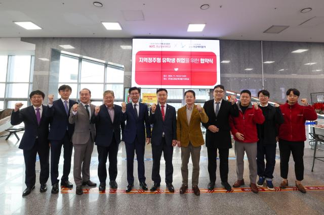 경남정보대 김태상 총장왼쪽에서 다섯 번째과 송도해상케이블카 최효섭 총괄사장왼쪽에서 여섯 번째을 비롯한 양 기관의 관계자들사진경남종보대