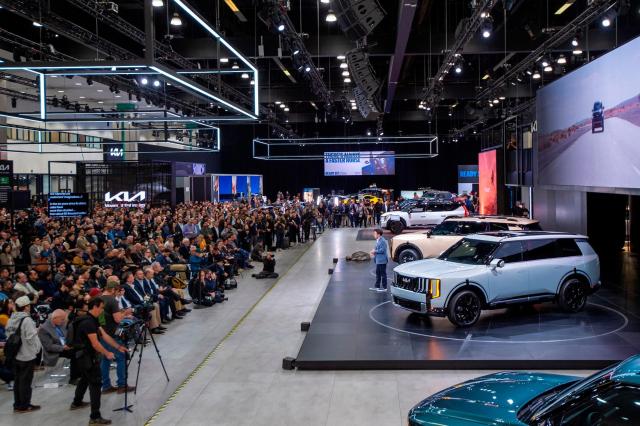 신형 텔루라이드 보기 위해 기아 전시 부스에 운집한 관객들 사진기아