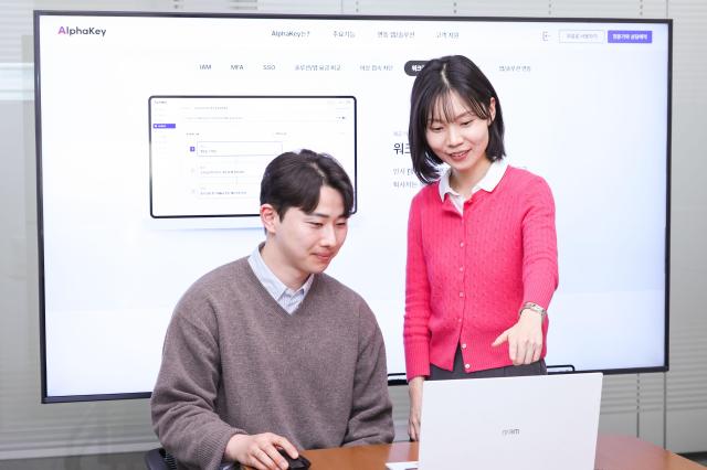 LG유플러스는 통합 계정관리 솔루션 ‘알파키AlphaKey’에 워크플로우 스튜디오를 비롯한 신규 기능을 추가한다고 21일 밝혔다 사진은 LG유플러스 직원들이 워크플로우 스튜디오 등 알파키의 주요 기능을 소개하고 있는 모습사진LG유플러스