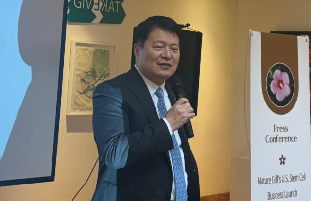 라정찬 네이처셀 회장이 20일현지시간 미국 워싱턴DC 한 호텔에서 열린 기자회견에서 발언하고 있다 사진네이처셀