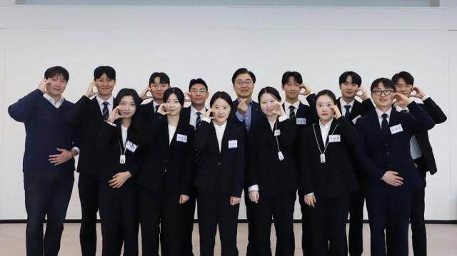 19일 서울 여의도 LS증권 본사에서 LS증권 임직원들과 인턴사원들이 교육을 마친 뒤 기념촬영을 하고 있다 사진LS증권