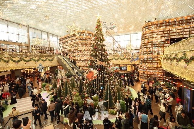 PHOTOS: Christmas scenes across Seoul