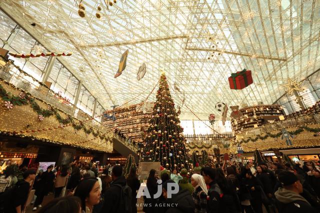 20일 서울 강남구 코엑스몰 별마당 도서관에 크리스마스 트리가 설치되어 있다 AJP Han jun-gu