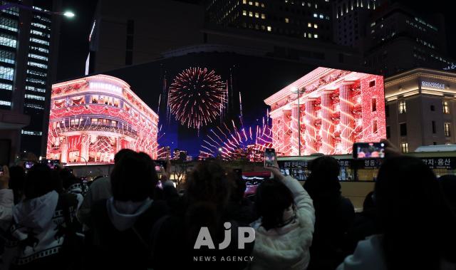 20일 서울 중구 신세계백화점 본점 외관에 설치된 신세계 스퀘어 전광판에 크리스마스 영상이 상영되고 있다 AJP Yoo Na-hyun