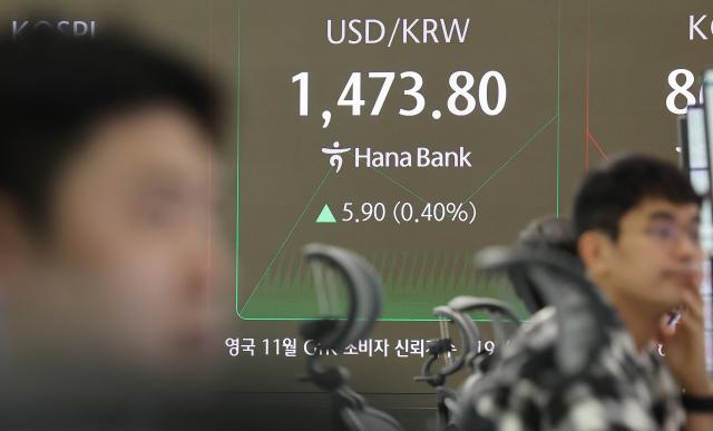 원달러 환율 45원 오른 14724원에 개장
서울연합뉴스 김주형 기자 코스피가 하락 출발해 3900대로 밀려난 21일 서울 중구 하나은행 본점 딜링룸 현황판에 원달러 환율이 표시돼 있다
이날 코스피 지수는 전장보다 9615포인트240 내린 390870으로 출발했다 원달러 환율은 45원 오른 14724원에 개장했다
전날 코스피는 엔비디아의 깜짝 실적에 192 상승 사흘 만에 4000선을 재탈환했으나 하루 만에 4000선을 내줬다 20251121
kjhpressynacokr2025-11-21 094031
저작권자 ⓒ ㈜연합뉴스 무단 전재 재배포 금지 AI 학습 및 활용 금지저작권자 ⓒ ㈜연합뉴스 무단 전재 재배포 금지 AI 학습 및 활용 금지