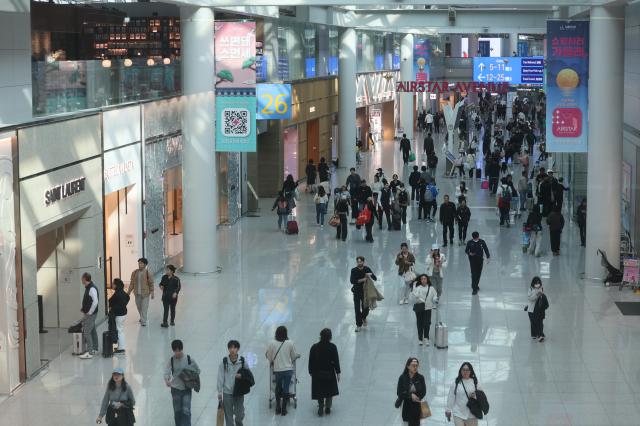 인천공항 면세입찰 두고 눈치게임
영종도연합뉴스 임화영 기자 국내 면세점뿐아니라 해외 면세점까지 인천국제공항의 주요 면세구역 입찰을 두고 치열한 경쟁이 전망되는 가운데 6일 인천국제공항 제1여객터미널 내 면세구역에서 여행객들이 이동 및 쇼핑을 하고 있다 2025116
hwayoung7ynacokr2025-11-06 144939
저작권자 ⓒ ㈜연합뉴스 무단 전재 재배포 금지 AI 학습 및 활용 금지저작권자 ⓒ ㈜연합뉴스 무단 전재 재배포 금지 AI 학습 및 활용 금지