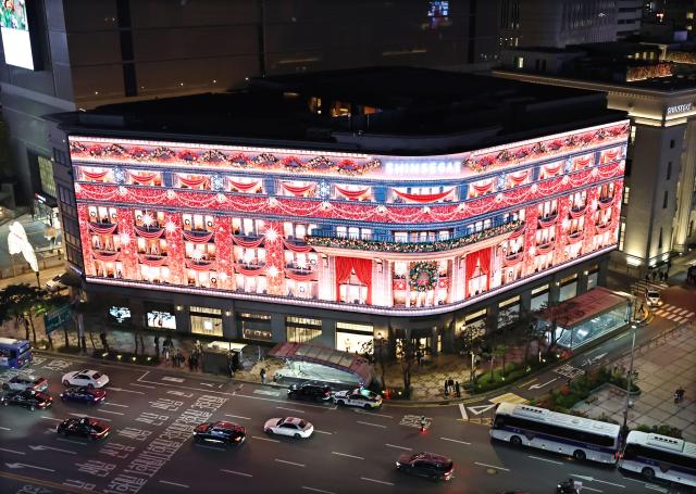 7일 서울 중구 신세계백화점 본점 외관에 설치된 신세계 스퀘어 전광판에 시간을 잇는 마법의 세계라는 주제로 크리스마스 영상이 상영되고 있다 연합뉴스
