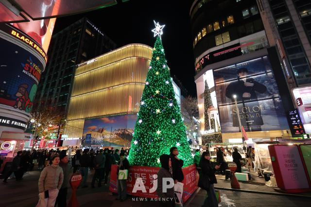 20일 서울 중구 명동거리에서 시민과 외국인 관광객들이 발걸음을 옮기고 있다