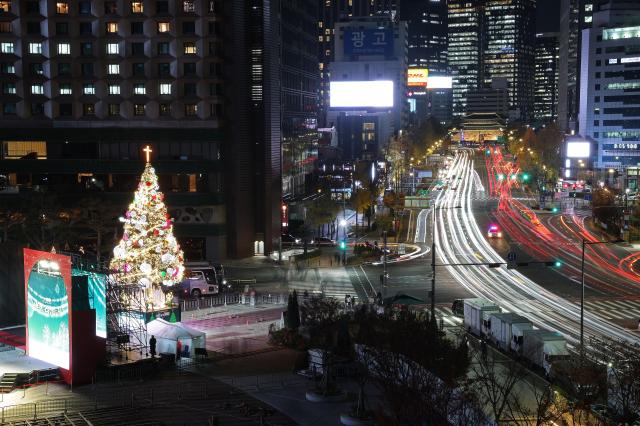 17일 서울광장에서 성탄 트리가 불을 밝히고 있다 연합뉴스
