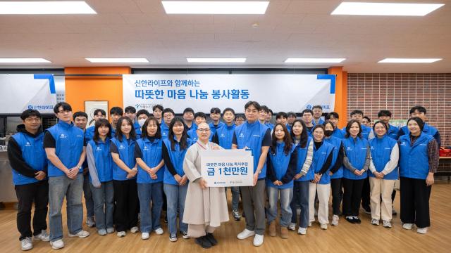 신한라이프가 19일 서울 종로구 서울노인복지센터에서 동절기 한파에 취약한 어르신들을 위해 따뜻한 마음 나눔 배식 봉사활동을 진행했다 사진신한라이프
