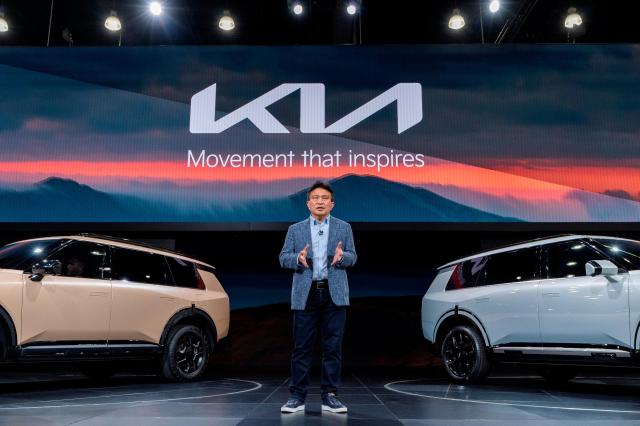 윤승규 기아 북미권역본부장 부사장이 신형 텔루라이드에 대해 설명하고 있다 왼쪽부터 신형 텔루라이드 오프로드 특화 모델 X-Pro 신형 텔루라이드 하이브리드 사진기아