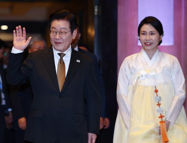 이집트를 공식 방문 중인 이재명 대통령과 김혜경 여사가 20일현지시간 카이로의 한 호텔에서 열린 이집트 동포·지상사 간담회에 입장하고 있다 사진연합뉴스