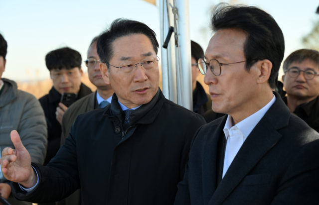 유정복 인천광역시장이 21일 수도권매립지에서 김민석 국무총리와 매립현황과 2매립장 사용종료에 따른 활용방안 등을 점검하고 있다 사진인천시