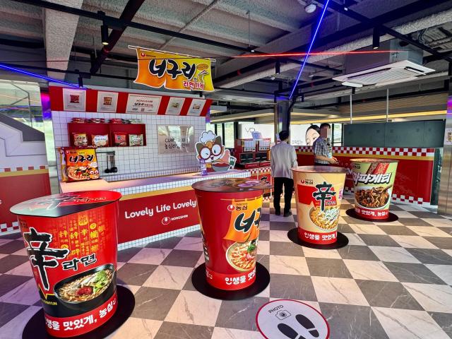여의도 잠실 한강버스 선착장에는 농심라면 체험 공간인 너구리의 라면가게가 조성됐다 사진강상헌 기자