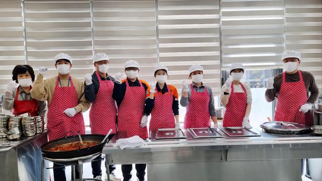 삼척블루파워가 지난 20일 삼척시노인복지관을 찾아 정기 배식봉사 활동을 실시하고 있다 사진삼척블루파워