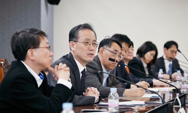 이형일 기획재정부 차관이 21일 서울 중구 은행회관에서 역외 원화 결제 시스템 구축 전담반 출범 회의를 주재하고 있다사진기획재정부