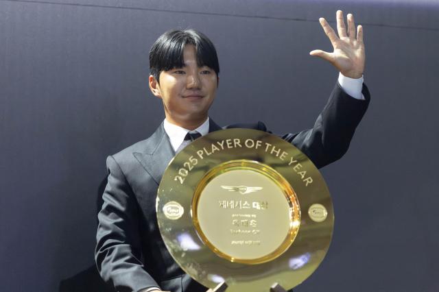 12일 오후 서울 서대문구 스위스 그랜드 호텔에서 열린 2025 KPGA 대상 시상식에서 제네시스 대상을 수상한 옥태훈이 포즈를 취하고 있다 20251112사진유대길 기자 dbeorlf123ajunewscom