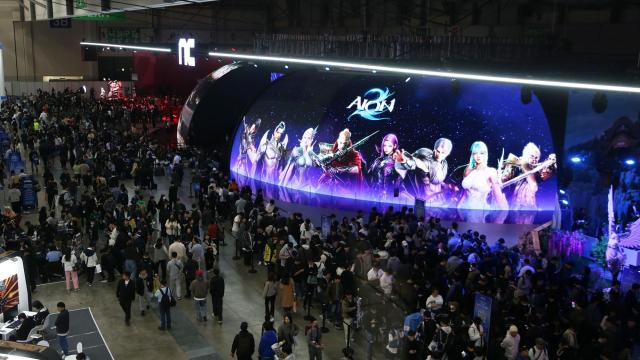 지난 13일 오전 부산 벡스코에서 개막한 국내 최대 게임쇼 2025 지스타에서 관람객들이 게임을 즐기고 있다 사진은 지스타 2025 엔씨소프트 부스 전경 사진엔씨소프트