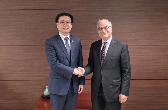 여한구 산업통상부 통상교섭본부장이 21일 서울 중구 대한상공회의소에서 우고 아스투토 주한 유럽연합EU 대사와 면담을 갖고 기념 촬영하고 있다 사진산업통상부