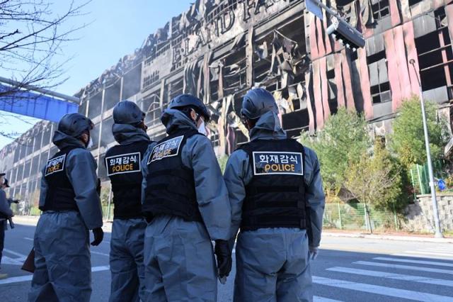 이랜드패션 물류센터에서 합동 감식에 나선 경찰 관계자들이 불에 탄 건물을 살피고 있다 사진연합뉴스DB 