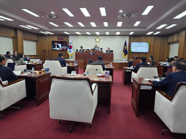 제305회 무안군의회 제2차 정례회가 지역사회 주요 현안에 대한 뜨거운 관심 속에 밀도 있는 군정보고와 질의응답으로 활기를 띠고 있다사진김옥현 기자