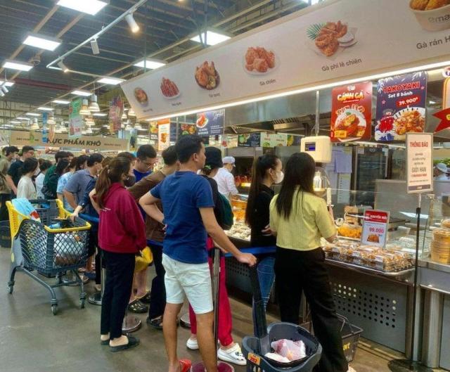 Khách hàng mua sắm tại quầy gà rán ở cửa hàng E-Mart chi nhánh Gò Vấp TPHCM ẢnhE-Mart