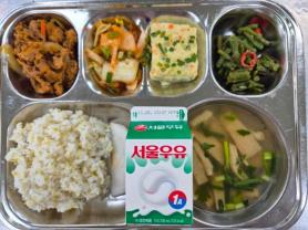 School cooks speak up and walk out as Koreas free-lunch system strains livelihoods