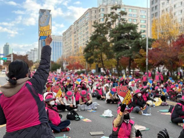 The rally participants demanded higher base pay pay during vacations and equal wages with regular workers