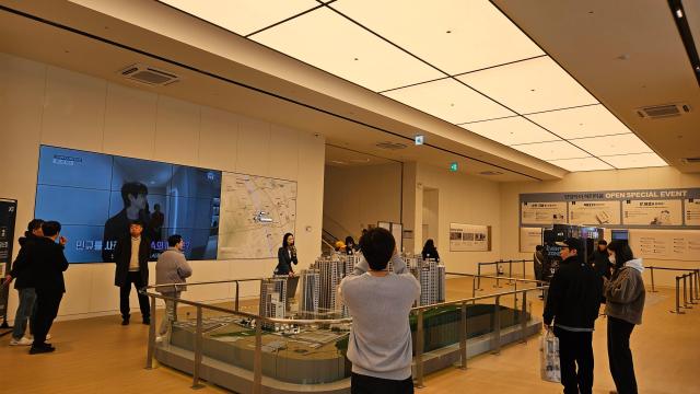 21일 안양자이 헤리티온 견본주택에 방문객들이 몰려 있다 사진백소희 기자