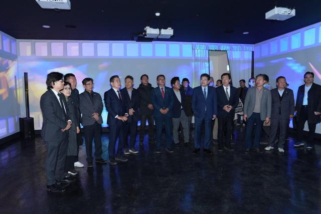 신성일기념관 내부 관람 장면 사진영천시