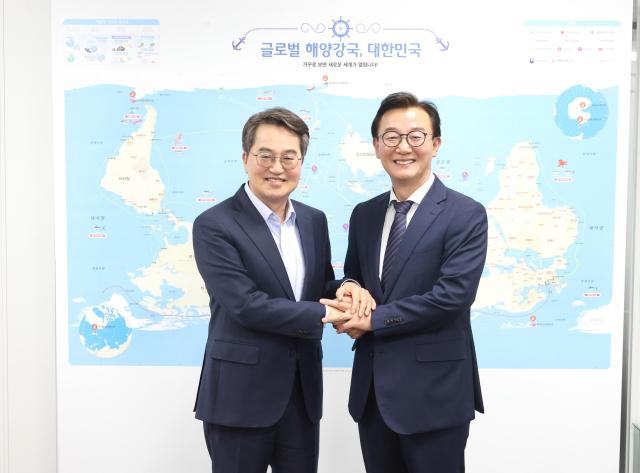21일 오후 김동연 경기도지사와 전재수 해양수산부 장관이 기념촬영을 하고있다 사진경기도