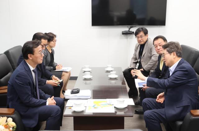 21일 오후 김동연 경기도지사와 전재수 해양수산부 장관이 대화를 나누고있다 사진경기도