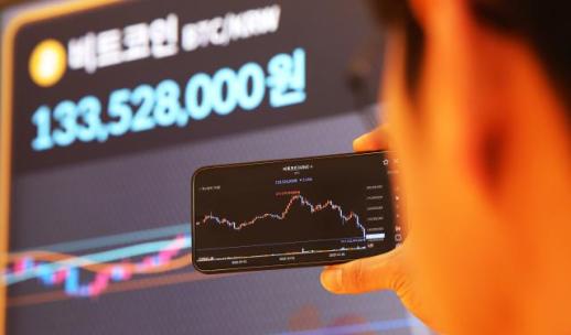 바닥 안 보이는 비트코인…1억3000만원선 붕괴