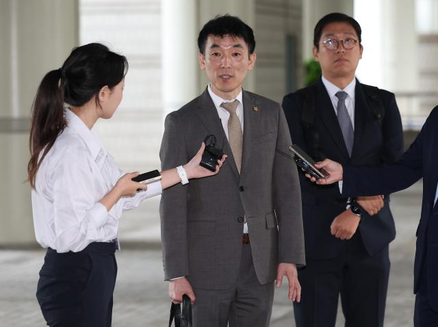 지난 6월 김용현 전 국방부장관의 변호인인 이하상 변호사가 취재진 질문에 답하고 있다 사진연합뉴스