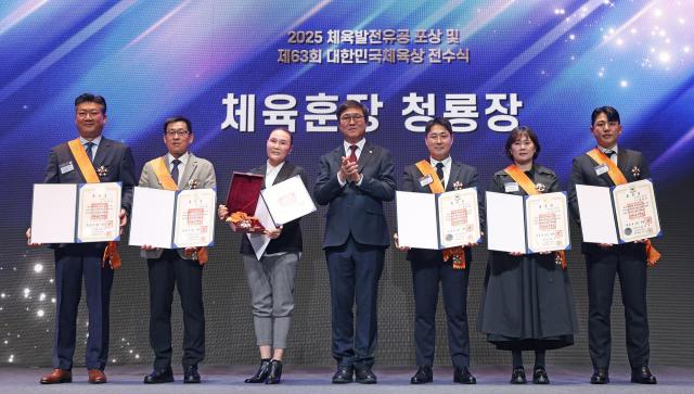 최휘영 문화체육관광부 장관이 21일 서울 중구 웨스틴 조선에서 열린 2025 체육발전 유공 포상 및 제63회 대한민국체육상 전수식에서 체육훈장 청룡장을 전수한 뒤 수훈자와 기념촬영을 하고 있다 사진문홫육관광부