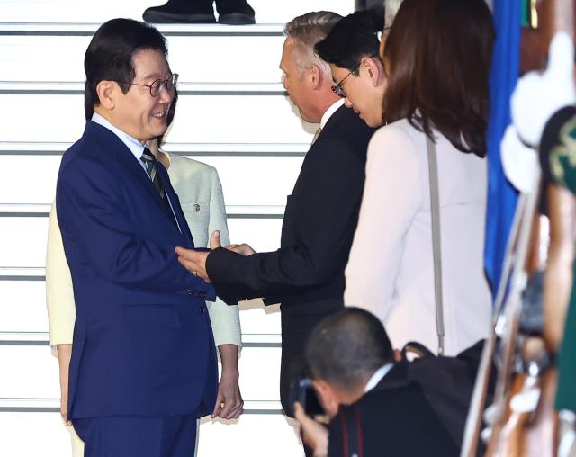 주요 20개국G20 정상회의에 참석하는 이재명 대통령이 21일현지시간 남아프리카공화국 요하네스버그 OR탐보국제공항에 도착한 뒤 영접인사와 인사를 나누고 있다 사진연합뉴스