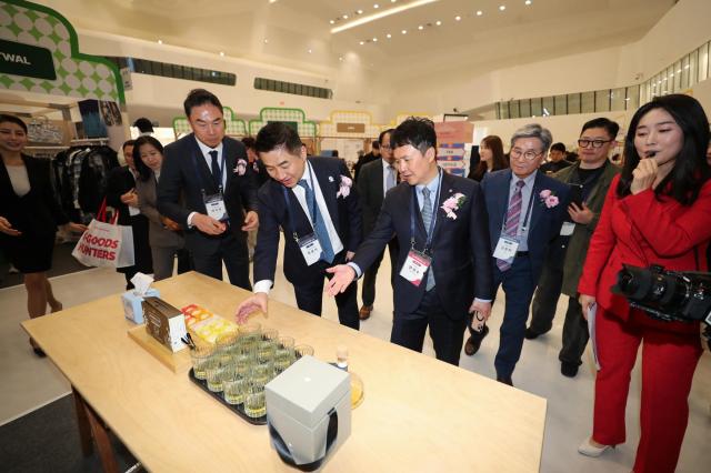 21일 동대문디자인플라자에서 열린 2025 한국관광기념품 박람회 개막식에 참석한 귀빈들이 전시 부스를 둘러보고 있다 사진한국관광공사