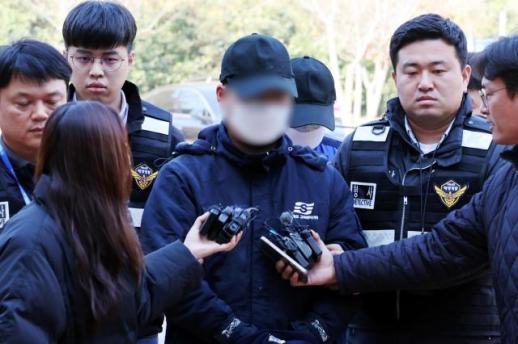 [포토] 여객선 좌초 항해사·조타수, 영장실질심사 출석