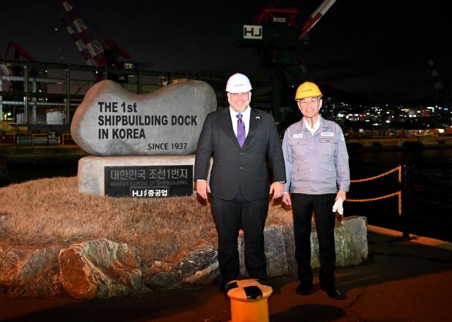 HJ중공업을 방문한 알렉스 크루츠Alex Krutz 미 상무부 부차관보왼쪽 HJ중공업 유상철 대표오른쪽사진HJ중공업