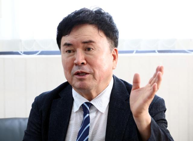 곽영길 회장이 주한 카자흐스탄 대사관에서 한-카자흐스탄 친선협회장 위촉장을 받고 있다조보희