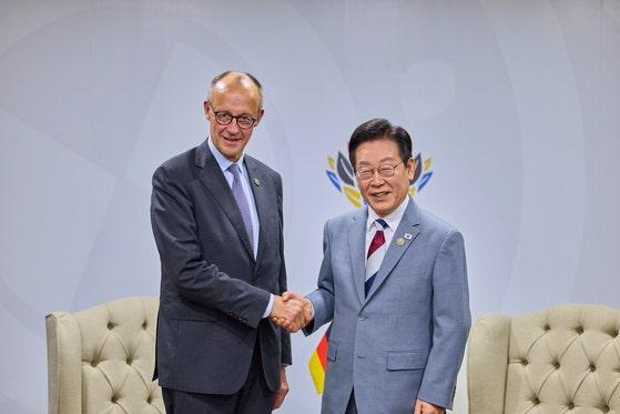 이재명 대통령과 프리드리히 메르츠 독일 총리가 22일현지시간 남아프리카공화국 요하네스버그 나스렉 엑스포센터에서 열린 정상회담에서 악수하고 있다 사진연합뉴스

