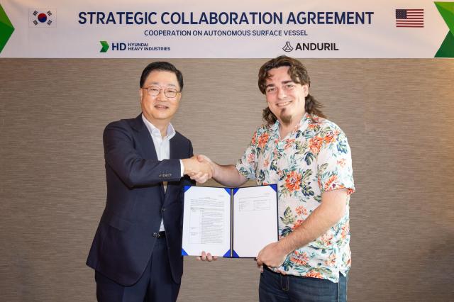 최근 서울 중구 웨스틴 조선호텔에서 HD현대중공업 주원호 사장사진 왼쪽과 안두릴 팔머 럭키 공동 설립자가 ASV 설계 및 건조계약을 체결하는 모습