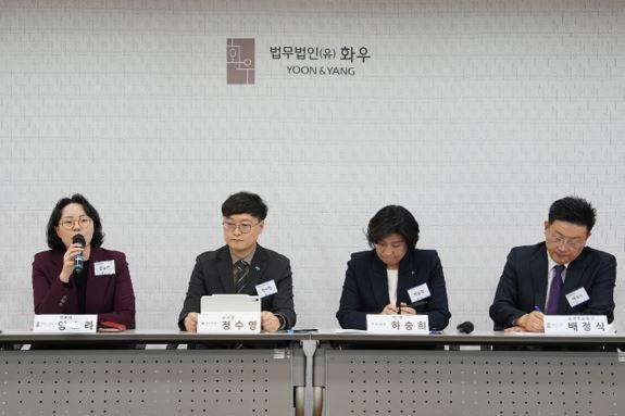 왼쪽부터화우의 양소라 변호사와 초록우산 어린이재단 정수영 본부장 하나은행 하승희 팀장 화우 배정식 수석전문위원 사진법무법인 화우