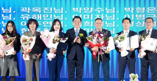 김영록 전라남도지사가 22일 서울 잠실학생체육관에서 열린 ‘전국호남향우회 총연합회 화합한마당’행사에 참석해 유공자에게 표창장을 수여한 뒤 기념촬영을 하고 있다사진전남도
