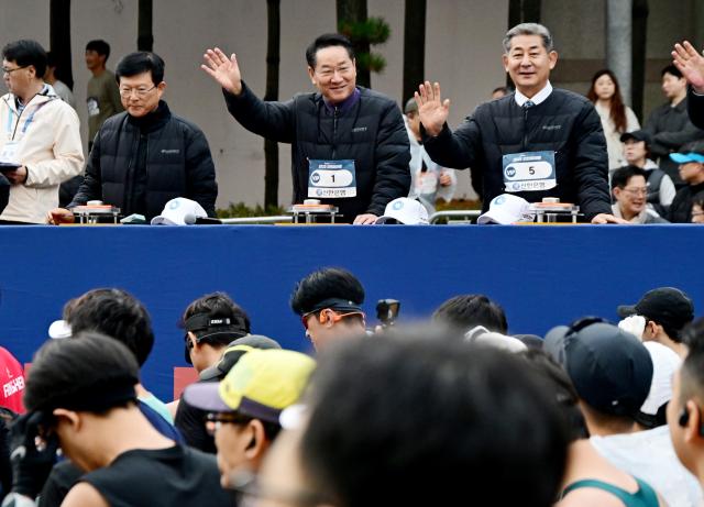 유정복 인천광역시장이 23일 문학경기장에서 열린 2025 인천마라톤에서 대회 참가자들을 격려하고 있다 사진인천시