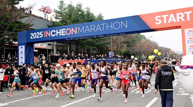 23일 문학경기장에서 열린 2025 인천마라톤에서 대회 참가자들이 출발하고 있다 사진인천시