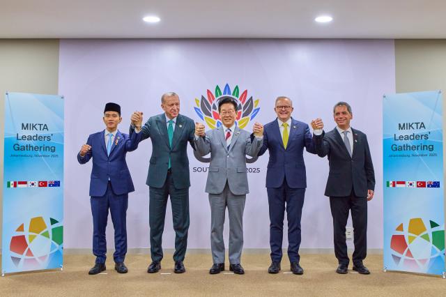 이재명 대통령이 22일현지시간 주요 20개국G20 정상회의가 열리는 남아프리카공화국 나스렉 엑스포센터에서 열린 한-믹타 정상회동에서 기념촬영을 하고 있다 왼쪽부터 기브란 라카부밍 라카 인도네시아 부통령 레제프 타이이프 에르도안 튀르키예 대통령 이 대통령 앤서니 앨버니지 호주 총리 에드가르 아브람 아마도르 사모라 멕시코 재무부 장관사진연합뉴스