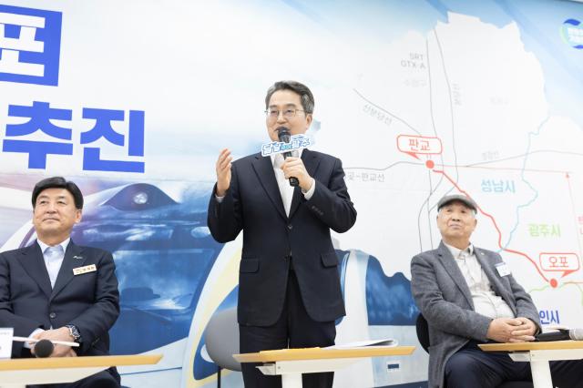 지난 10일 오후 광주시 신현행정문화체육센터에서 열린 판교오포 도시철도 추진현장 주민설명회에서 김동연 경기도지사가 주민 간담회를 하고 있다 사진경기도